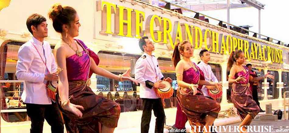 Welcome show at the pier before get on the Chaphraya Cruise & Grand Chaophraya Cruise, Chaophraya Cruise & Grand Chaophraya Crusie Bangkok night river cruise luxury 5 star Chaophraya river Bangkok