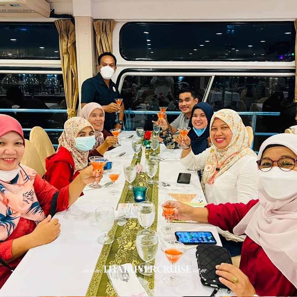 Halal Food Dinner Bangkok Chaophraya River Cruise for Muslim, Famous dinner cruise in Bangkok and Halal food available for Muslim
