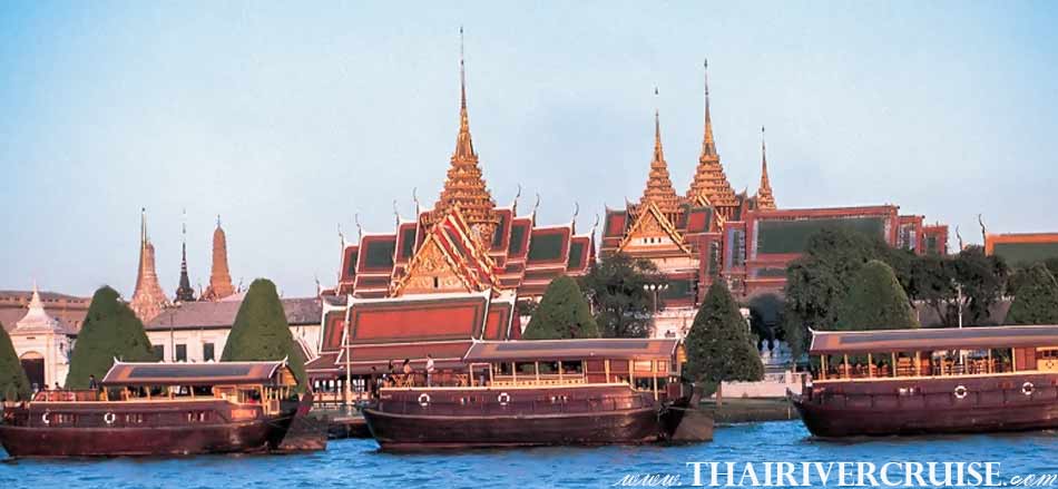 Mekhala Cruise will passing The Royal Grand Palace - Wat Phrakaew, Bangkok. ( พระบรมหาราชวัง - วัดพระแก้ว ) The beautiful scenery and attraction along the Chaophraya river Bangkok Thailand