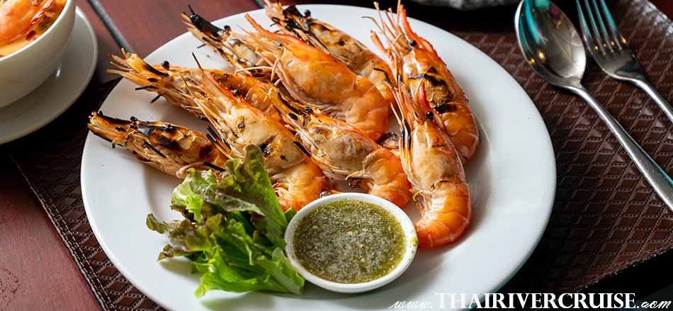 Buffet seafood grill shrimp in buffet line, River Cruise Bangkok New Year’s Eve Dinner Grand Pearl Cruise, Bangkok.Enjoy delicious Thai and International dinner buffet and delight on board Grand Pearl Cruise 