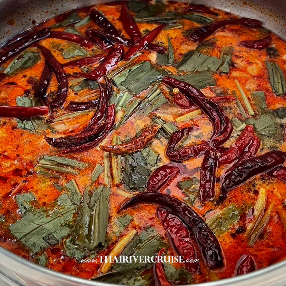 Chao phraya dinner cruise menu Sawasdee Chaophraya Cruise Thai food Tom Yum Goong Chao phraya dinner cruise Bangkok