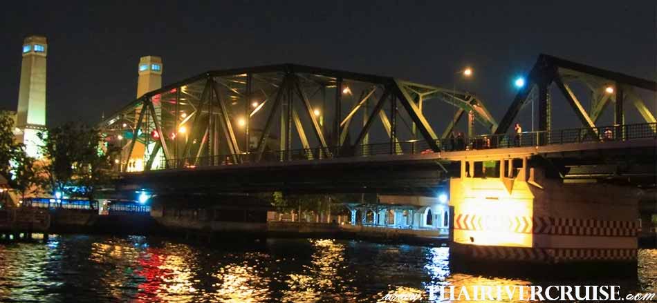 สะพานพระพุทธยอดฟ้า หรือชื่ออย่างเป็นทางการว่า สะพานปฐมบรมราชานุสรณ์เป็นสะพานข้ามแม่น้ำเจ้าพระยาที่เชื่อมการคมนาคมติดต่อระหว่างฝั่งพระนครกับฝั่งธนบุรีของกรุงเทพมหานคร,ดินเนอร์ ลอยกระทง ล่องเรือ แม่น้ำเจ้าพระยา 