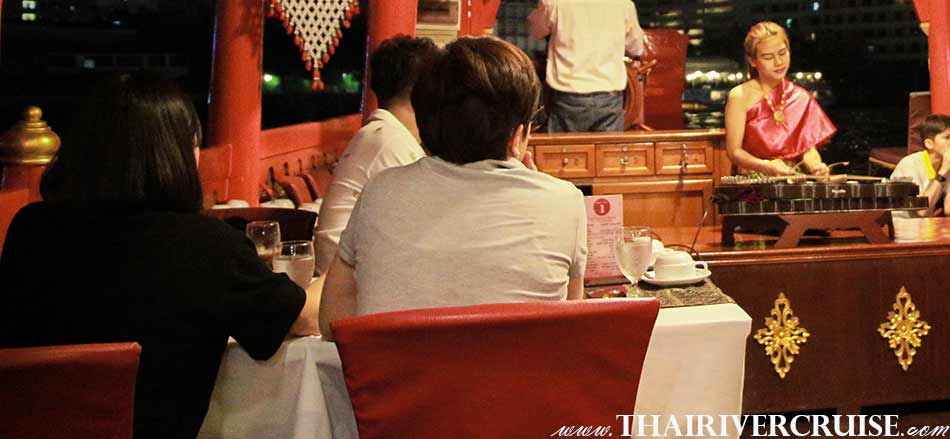 บรรยากาศ แวดล้อม ด้วยความเป็นไทย คงไว้ เสน่ห์ แบบไทย ๆ ได้อย่างสวยงาม ตลอดทั้ง ตัวเรือ ค่ำคืน ฉลองปีใหม่ ล่องเรือ ปีใหม่ กรุงเทพ แว่นฟ้า 